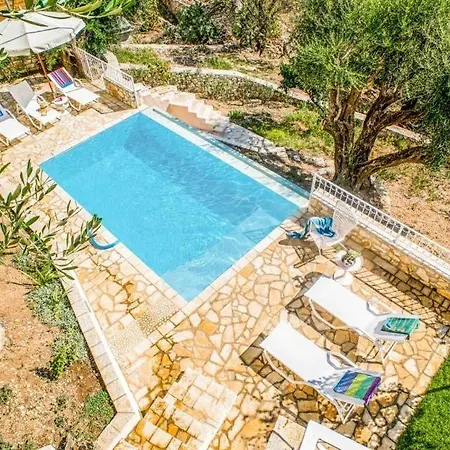 Vinglatouri Sleeps 5 Pool Air Con Wifi