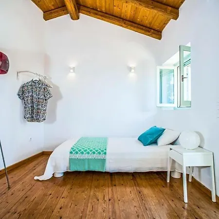 Vinglatouri Sleeps 5 Pool Air Con Wifi
